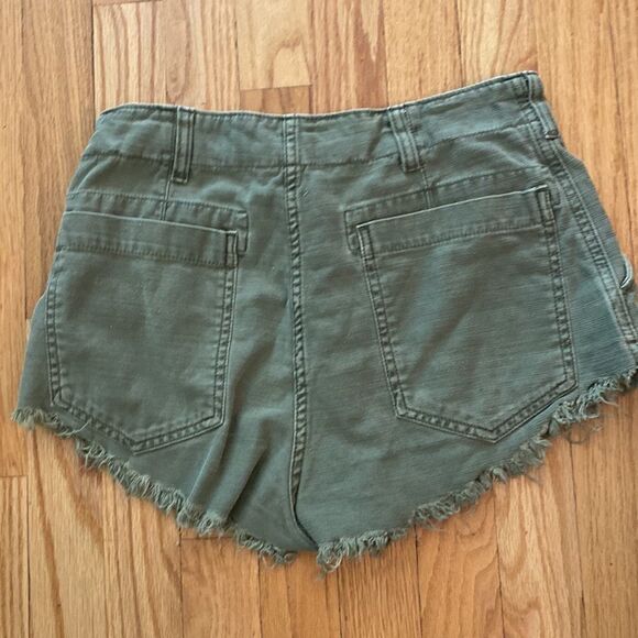 Free People green shorts raw edge adorable nice pockets sz 26 see waist photo - Picture 3 of 7